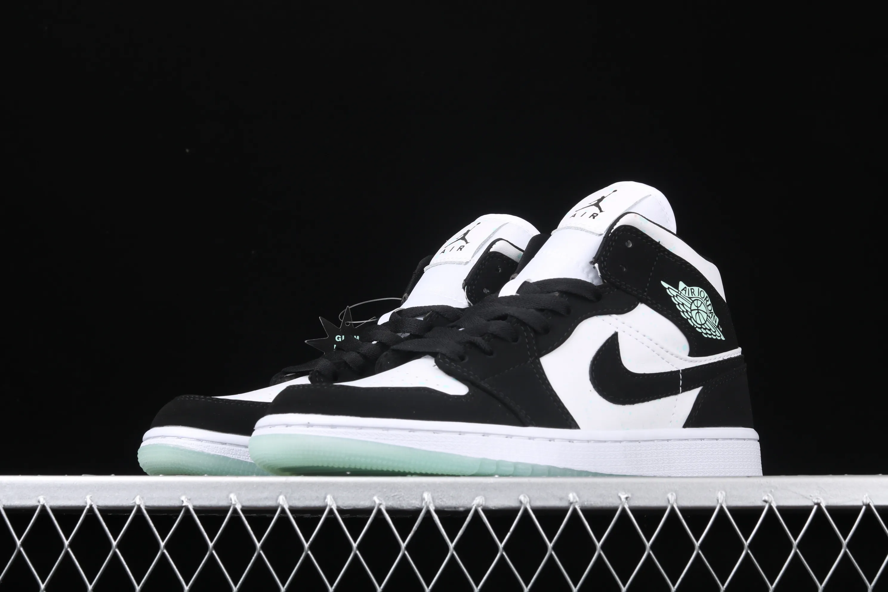 All categories Air Jordan Jordan series basketball shoes Air Jordan 1 Mid Air Jordan 1 Mid AJ1 Joe 1 black and white color luminous starry mid-top BQ6931-103